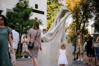 Odsłonięcie rzeźby Rybaka Eugeniusza Pola przed budynkiem Zamojskiego Domu Kultury.   