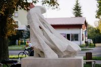 Odsłonięcie rzeźby Rybaka Eugeniusza Pola przed budynkiem Zamojskiego Domu Kultury.   